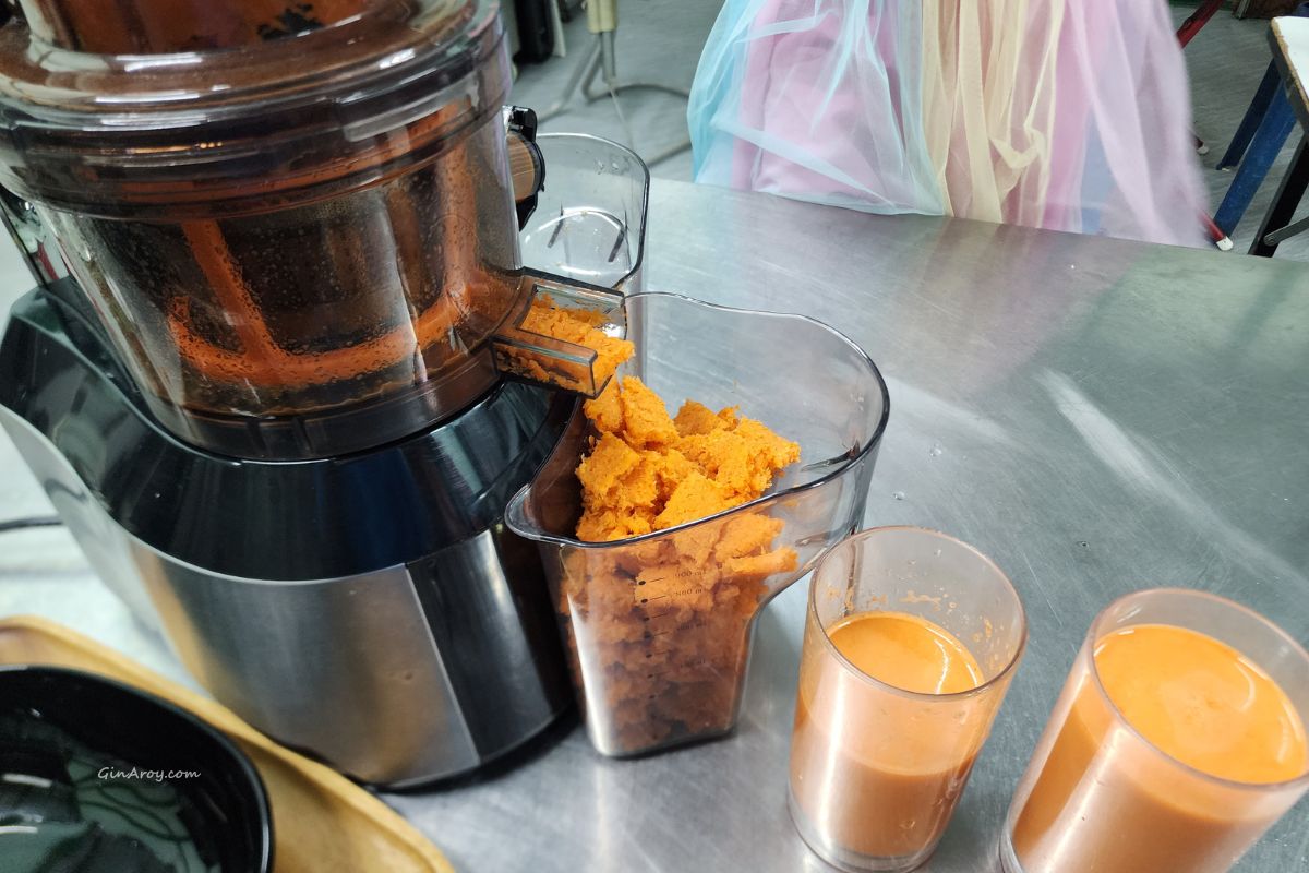 Home 10 featured Cold Pressed Carrot Juice with Milk